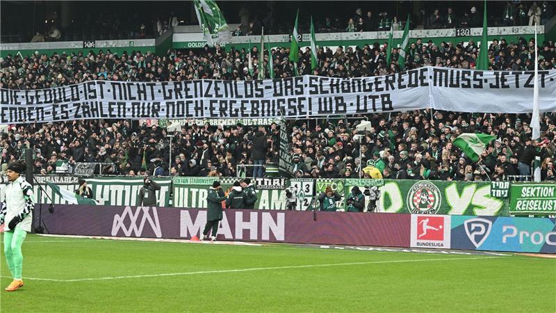 Ausgleich in der Nachspielzeit: Werder rettet spätes 1:1 Ein kritisches Fan-Banner beim Werder-Spiel gegen Borussia Mönchengladbach.