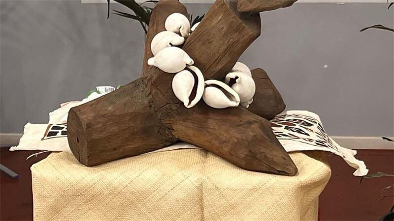 Bremer Museum gibt geraubte Kunst an Samoa zurück Ein kunstvoller Teil eines Kanus ist vom Bremer-Überseemuseum an das Land Samoa zurückgegeben worden.