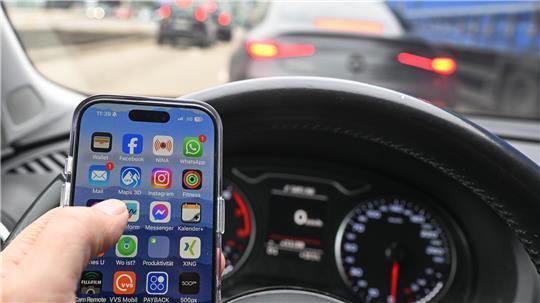 Ein kurzer Blick aufs Handy kann reichen, um alles andere zu übersehen. Am besten Handy komplett außer Sicht und Reichweite. (zu dpa: «Mit diesen Tipps minimieren Sie Ablenkung am Steuer»)