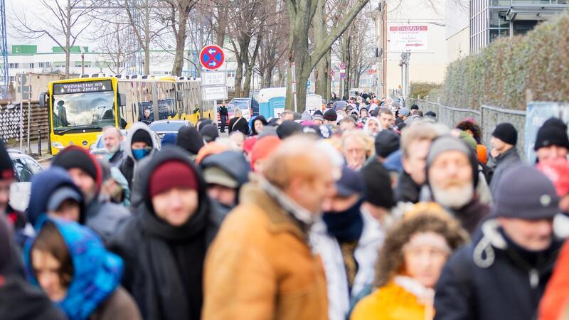 Ein lange Schlange bildete sich vor dem Hotel Estrel. „Heute waren circa 1800 Menschen da“, so Marcus Zander.