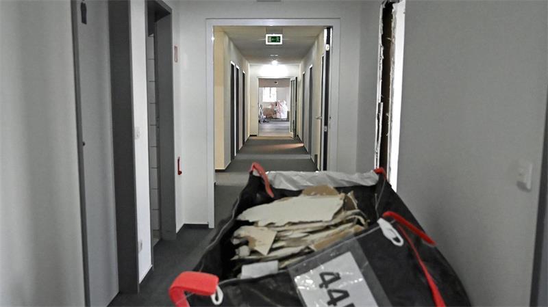 Hamburger Wohnungsnot: Einst Schokofabrik, bald WG Ein langer Flur mit Teppichboden verbindet die rund 650 Quadratmeter große Bürofläche.