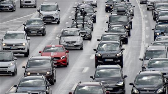 Ein langer Stau hat sich auf der A7 gebildet (Symbolbild).