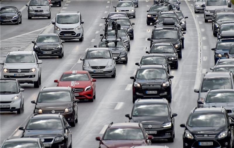Großstreik am Montag: Nur eine Röhre des Elbtunnels offen Ein langer Stau hat sich auf der Autobahn A7 hinter dem Elbtunnel gebildet (Archivbild).