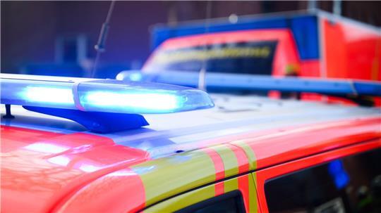 Ein lebensgefährlich verletzter Motorradfahrer wird mit dem Rettungshubschrauber ins Krankenhaus gebracht. (Symbolbild)