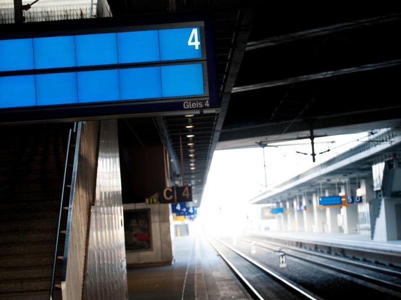 Ein leerer Bahnsteig während eines Streiks der Lokomotivführer Ende 2014. Foto: Oliver Mehlis/dpa-Zentralbild/dpa