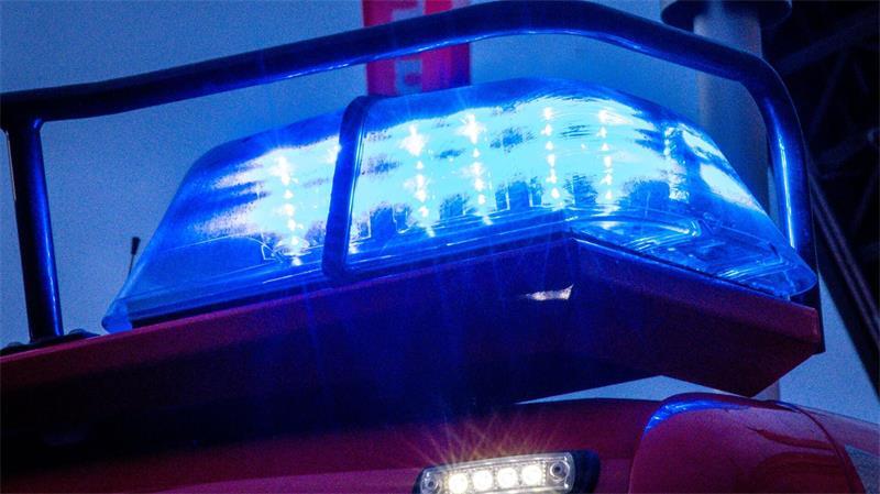 Ein leerer Linienbus fängt Feuer. (Symbolbild)