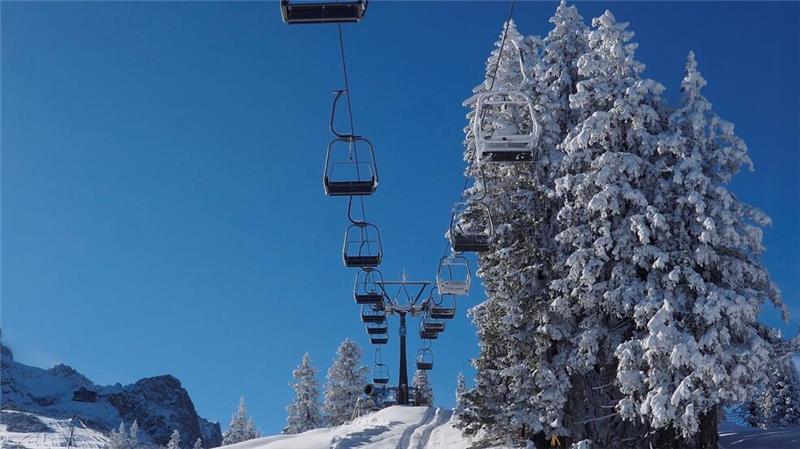 Krise zieht voraussichtlich Winterurlaub in Mitleidenschaft Ein leerer Sessellift im noch nicht geöffneten Skigebiet von Garmisch-Partenkirchen. Die Vorbereitungen für die Saisoneröffnung laufen, doch nach zwei guten Jahren könnte die Zahl der Wintergäste in den Alpen krisenbedingt sinken.