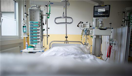 Ein leeres Bett steht in der Intensivstation einer Klinik. Foto: Jonas Güttler/dpa