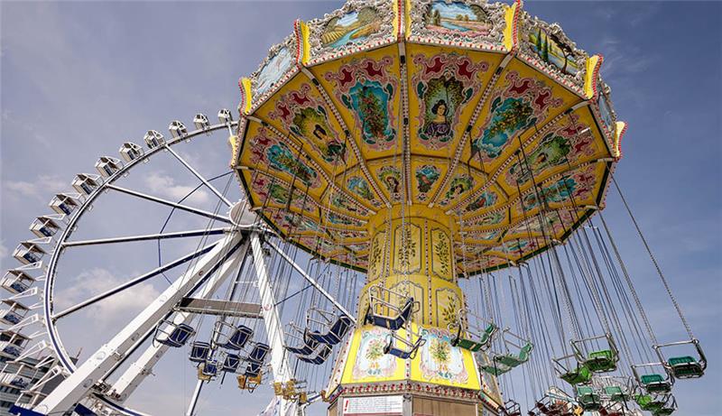 Hamburger Frühlingsdom verzeichnet mehr Besucher Ein leeres Kettenkarussel steht vor der Kulisse eines Riesenrads. Der Hamburger Frühlingsdom (ein traditionelles Volksfest) endet am 24. Mai 2023 auf dem Heiligengeistfeld. Foto: Axel Heimken/dpa