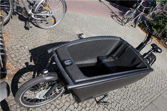 Ein leeres Lasten-Fahrrad steht vor einem Supermarkt (Symbolbild). Foto: Annette Riedl/dpa