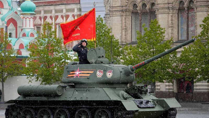Ein legendärer sowjetischer T-34-Panzer während der Militärparade in Moskau.