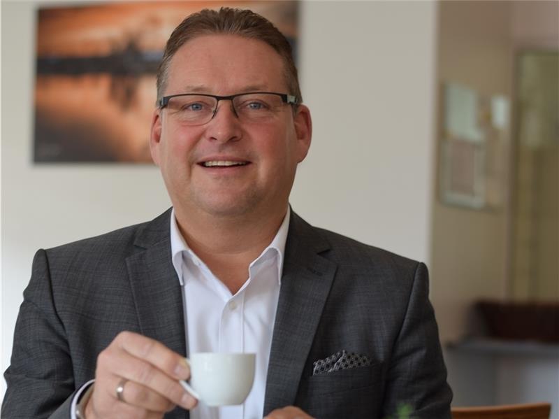 Ein leidenschaftlicher Espresso-Trinker: Stefan Babis , Geschäftsführer der Buxtehuder Stadtwerke, in der hauseigenen Cafeteria. Foto von Borstel