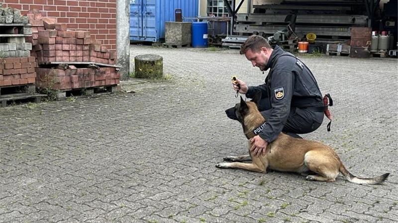 Ein leises Flüstern - fast ohne Worte weist Lennard Günter „Do“n in die Einsatzlage ein. Die Ausbildung fordert das Team jeden Tag heraus.