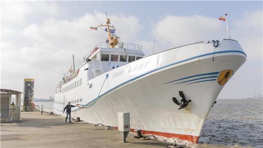 Ein letzter Griff am Anleger, dann heißt es: auf nach Helgoland.