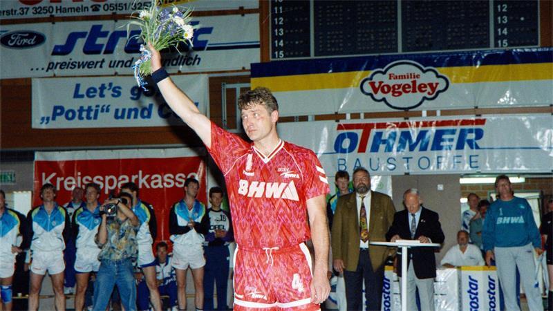 0,8 Sekunden, die alles verändern: Wahl kämpft sich zurück Ein letzter Gruß auf großer Handball-Bühne: Frank-Michael Wahl bei seinem Abschied vom Leistungssport am 25. Juni 1993. (Archivbild)
