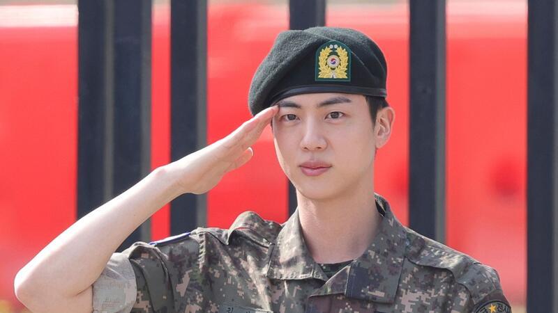 Erstes BTS-Mitglied beendet seinen Militärdienst Ein letzter Salut: BTS-Jin hat seinen obligatorischen Militärdienst absolviert.