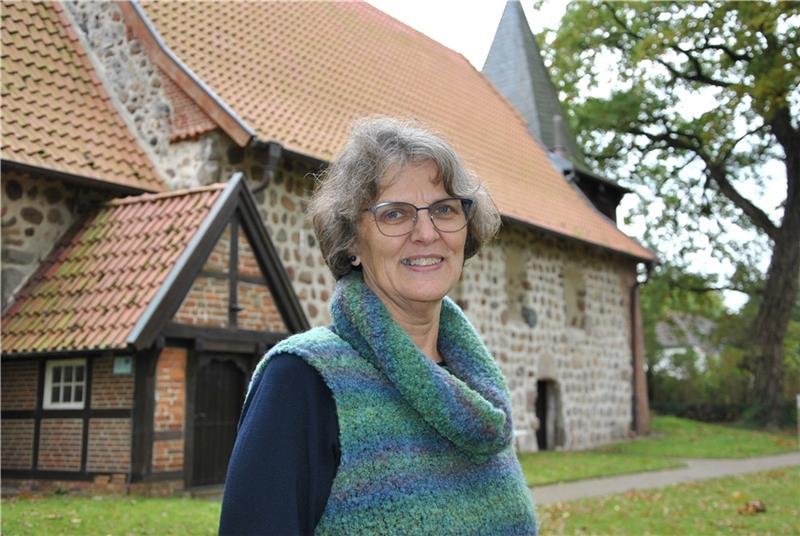Manuela Handelsmann verabschiedet sich von der Feldsteinkirche Ein letztes Foto vor der Katharinenkirche, auch Feldsteinkirche genannt: Pastorin Manuela Handelsmann verlässt die Pfarrstelle in Bliedersdorf. Foto: Lohmann