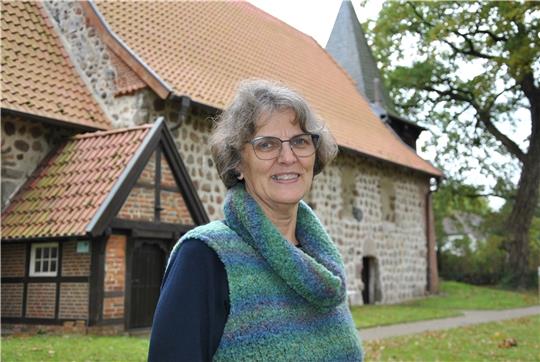 Ein letztes Foto vor der Katharinenkirche, auch Feldsteinkirche genannt: Pastorin Manuela Handelsmann verlässt die Pfarrstelle in Bliedersdorf. Foto: Lohmann