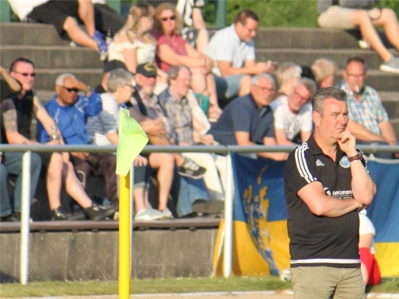 Ein letztes Mal am Spielfeldrand: René Klawon beobachtet in seiner typischen Haltung das Geschehen während seines letzten Spiels als Trainer des Buxtehuder SV.