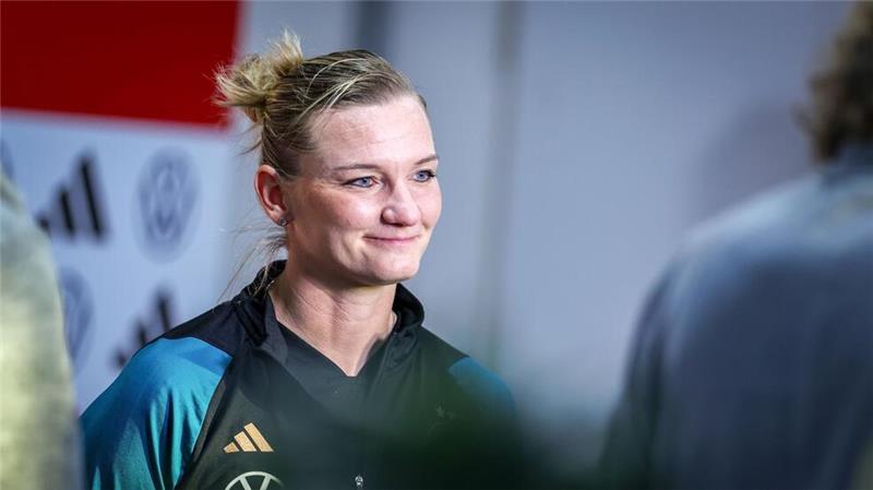 Hrubesch über Popp: „Am Ende kommt immer Poppi dabei raus“ Ein letztes Mal im Rampenlicht: Kapitänin Alexandra Popp verabschiedet sich aus der Nationalelf.
