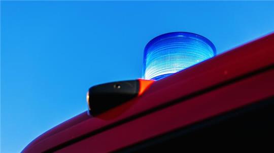 Ein leuchtendes Blaulicht auf einem Einsatzfahrzeug der Feuerwehr.
