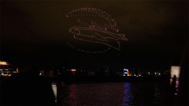 Ein leuchtendes Fischbrötchen aus Drohnen im Hamburger Hafen. 