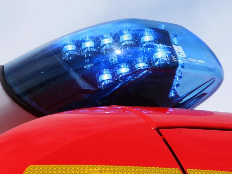 Matratze brennt im Hauseingang – Fünf Menschen in Harburg verletzt Ein leuchtendes LED-Blaulicht der Feuerwehr. Foto: Stephan Jansen/dpa/Symbolbild