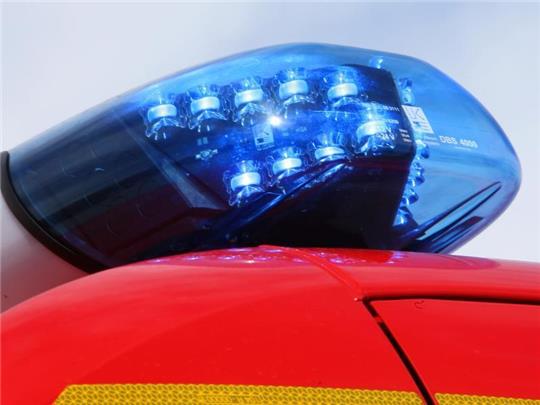 Ein leuchtendes LED-Blaulicht der Feuerwehr. Foto: Stephan Jansen/dpa/Symbolbild