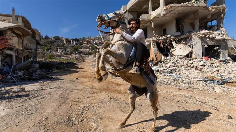 Ein libanesischer Mann reitet auf seinem Pferd durch ein Dorf im Südlibanon.