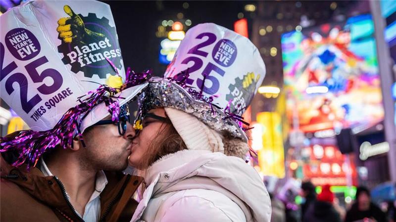 Böller-Tote und Angriffe auf Einsatzkräfte zum Jahresstart Ein liebevolles neues Jahr wünscht sich dieses Paar in New York.