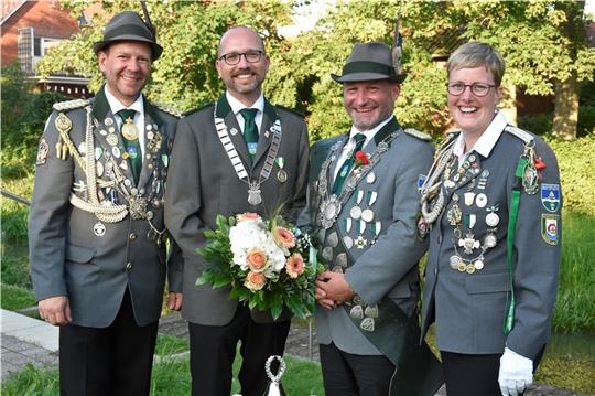 Ein männliches Königspaar: Christian Häckl, und Kai Koeser (Zweiter von rechts) mit den Adjutanten rechts und links an ihrer Seite, Marco und Kathrin Schmidt. Foto: Felsch