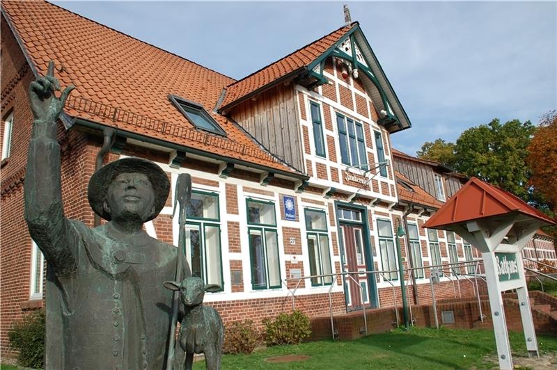 Ein mahnender Zeigefinger der Schäfer-Statue vor dem Rathaus Junkernhof - dem Verwaltungsitz der Samtgemeinde Apensen. Foto: Laudien