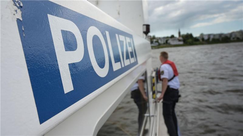 Ein manövrierunfähiges Schiff prallte in Bremen gegen einen Brückenpfeiler. (Symbolbild).