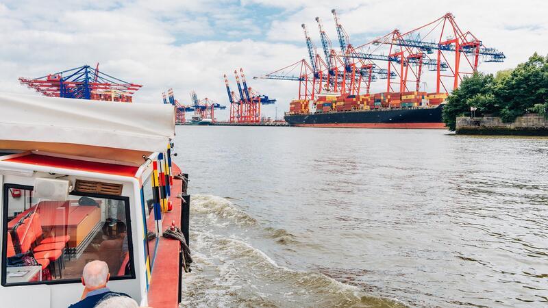 Buxtehude bietet Stadtführungen und Barkassenfahrten an Ein maritimer Ausflug ist mit der Barkassenfahrt über Este und Elbe möglich.