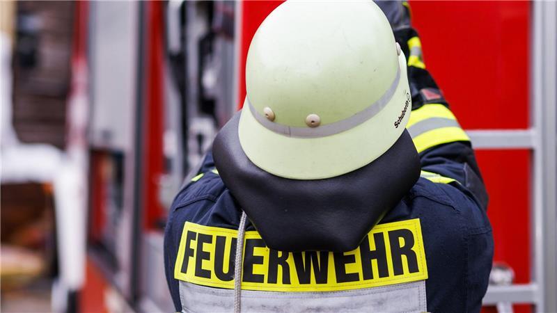 Ein marodes Restaurantschiff ist am Donnerstag im Eckernförder Hafen gesunken - die Feuerwehr sicherte das Wrack. (Symbolbild) 