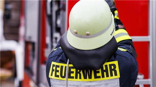 Ein marodes Restaurantschiff ist am Donnerstag im Eckernförder Hafen gesunken - die Feuerwehr sicherte das Wrack. (Symbolbild) 