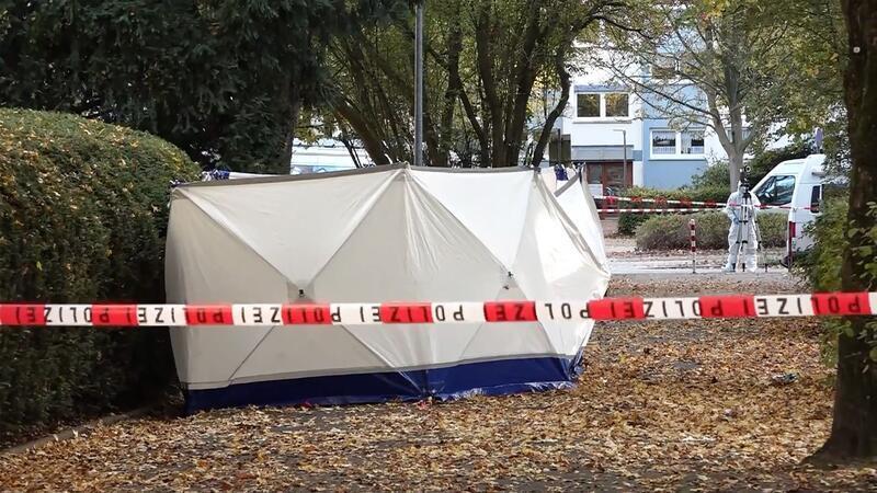 Maskenmann tötet Bremerin mit Messerstichen – Täter auf der Flucht Ein maskierter Mann hat auf eine Frau eingestochen, als sie ihr Wohnhaus in Bremen verließ. Auch ihr Sohn wurde verletzt.