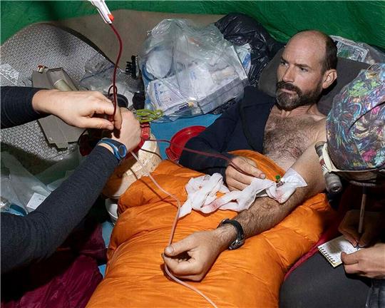 Ein medizinisches Team kümmert sich um Mark Dickey in der Morca-Höhle.
