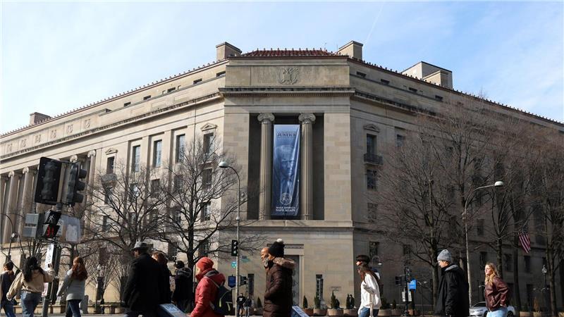 Ein meterlanges Trump-Banner hängt an der Fassade des US-Justizministeriums. (Archivbild)