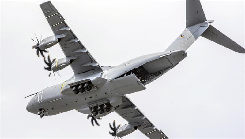Premium Aerotec liefert Bauteile für 150. Militärtransporter Airbus A400M aus Ein militärisches Transportflugzeug Airbus A400M „Grizzly“ überfliegt am Tag der Bundeswehr auf dem Marinestützpunkt Rostock-Hohe Düne den Marinestützpunkt
