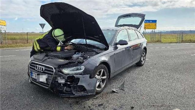 Ein missglücktes Abbiegemanöver führte zu einem Unfall mit zwei Verletzten.