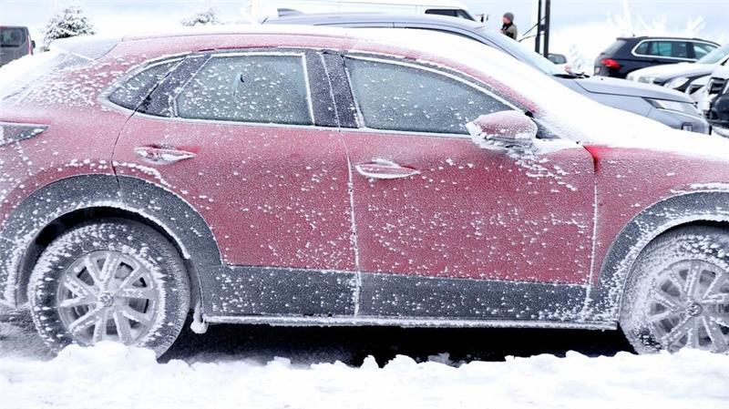 Glatteis und Schnee bringen Verkehr durcheinander Ein mit Frost überzogenes parkendes Auto auf dem Fichtelberg. Zahlreiche Urlauber haben den Schneefall am Ende der Weihnachtsferien für den Wintersport genutzt.