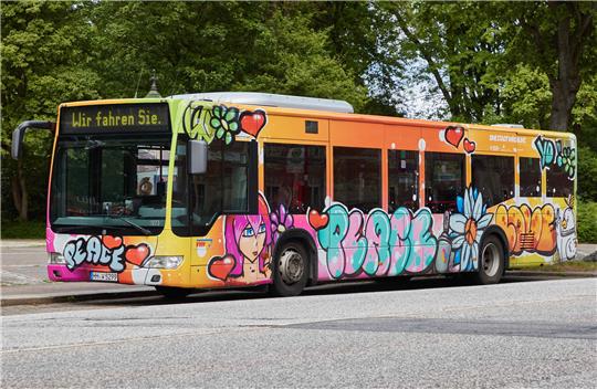 Ein mit Graffitis bemalter Linienbus steht auf dem Holstenwall. Die Verkehrsbetriebe Hamburg-Holstein (VHH) und das Museum für Hamburgische Geschichte stellten den Graffiti-Linienbus vor. Die Bilder auf dem Bus wurden von Hamburger Schülern unter Anleitung von Sprayer Oliver Nebel gestaltet. Foto: Georg Wendt/dpa