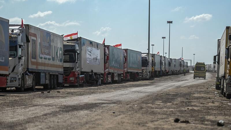 Ein mit Hilfsgütern beladener LKW-Konvoi am Grenzübergang Rafah zwischen Ägypten und dem Gazastreifen.
