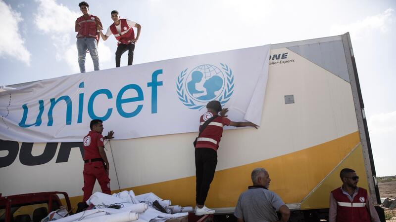 WHO hat Kontakt zu Mitarbeitern im Gazastreifen verloren Ein mit Hilfsgütern beladener LKW steht am 20.10.2023 vor dem Grenzübergang Rafah zwischen Ägypten und dem Gaza-Streifen. Das UN-Kinderhilfswerk (Unicef) hat eigenen Angaben zufolge keinen Kontakt mehr zu seinen Kollegen in Gaza.