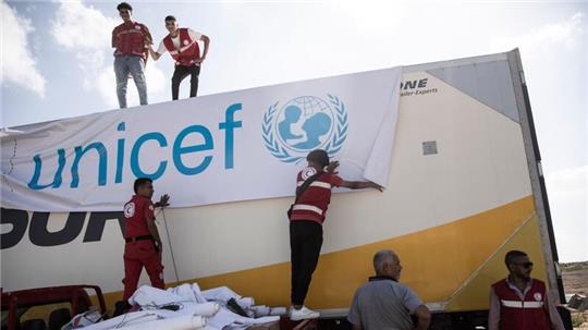 Ein mit Hilfsgütern beladener LKW steht am 20.10.2023 vor dem Grenzübergang Rafah zwischen Ägypten und dem Gaza-Streifen. Das UN-Kinderhilfswerk (Unicef) hat eigenen Angaben zufolge keinen Kontakt mehr zu seinen Kollegen in Gaza.