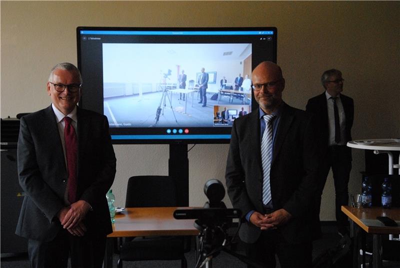 Ein mit Video-Kameras und Monitoren modern ausgestatteter Gerichtssaal im Stader Sozialgericht am Sande . Staatssekretär Frank-Thomas Hett (links) und Sozialgerichtsdirektor Guido Clostermann stehen an einer Kamera, die ihr Abbild auf den M