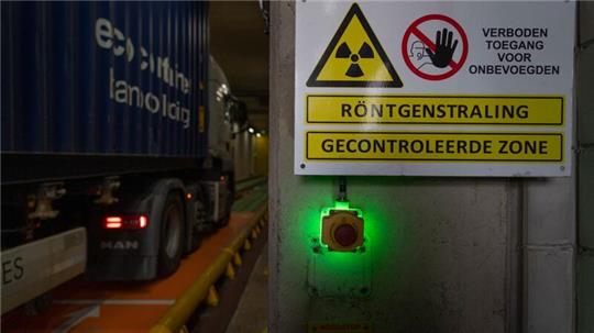 Ein mit einem Schiffscontainer beladener Lastwagen fährt in eine Röntgenanlage des niederländischen Zolls am Containerterminal Maasvlakte.