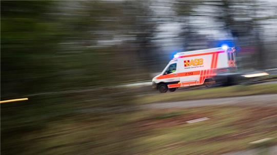 Ein mit sechs Menschen besetztes Auto kollidiert mit einem anderen Wagen. (Smybolbild)