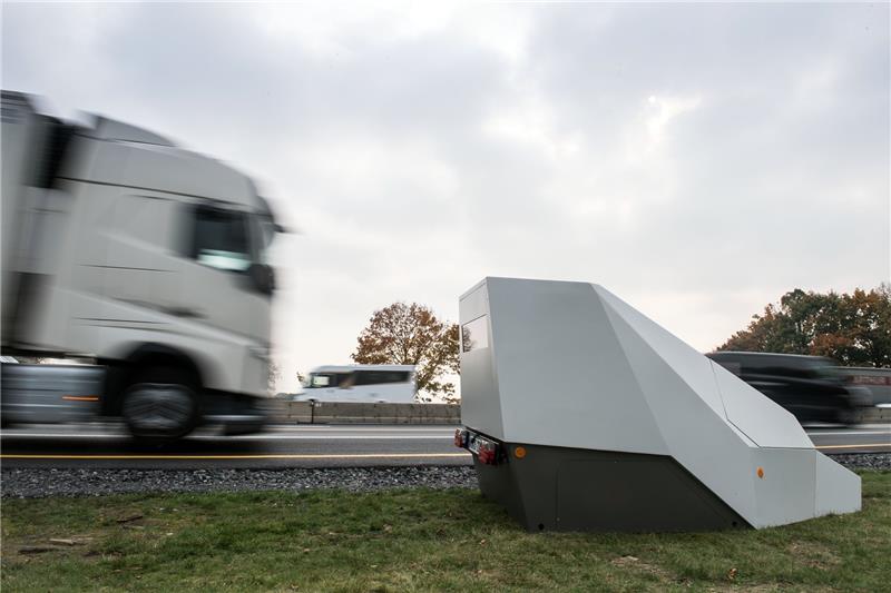 Ein mobile Anlage zur Geschwindigkeitsmessung an der Autobahn 1 (Symbolbild). Foto: Bernd Thissen/dpa